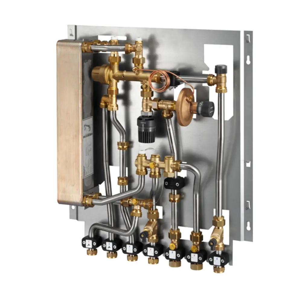 Oventrop Wohnungsstation mit Kupferwärmeübertrager und verschiedenen Ventilen für Heizsysteme, montiert auf einer Metallplatte.